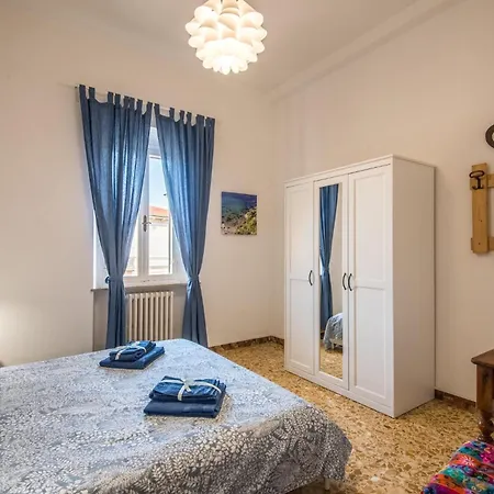 Apartment In With Kitchen *
